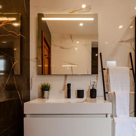 Διαμέρισμα Caldas Charm Getaway - Garden Terrace & Comfort