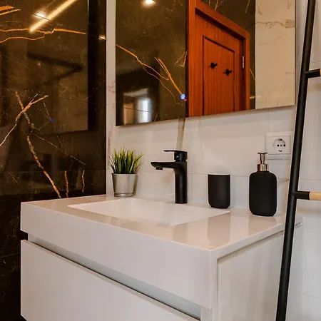 Διαμέρισμα Caldas Charm Getaway - Garden Terrace & Comfort